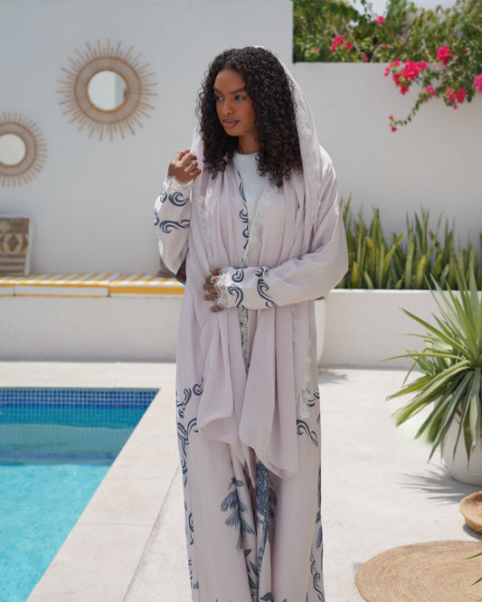 اكتشفي أناقة موضة العباءات الإماراتية مع إليتا