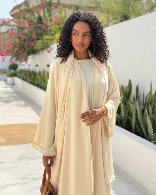 تسوّقي عبايات إماراتية سوداء بتصاميم فريدة وجودة عالية