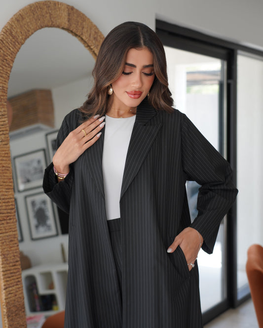 عبايات مفتوحة بأقمشة فاخرة لإطلالة ملكية