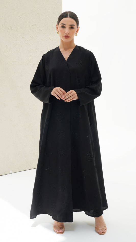 عبايات سوداء كلاسيكية تعكس أناقتك في دبي
