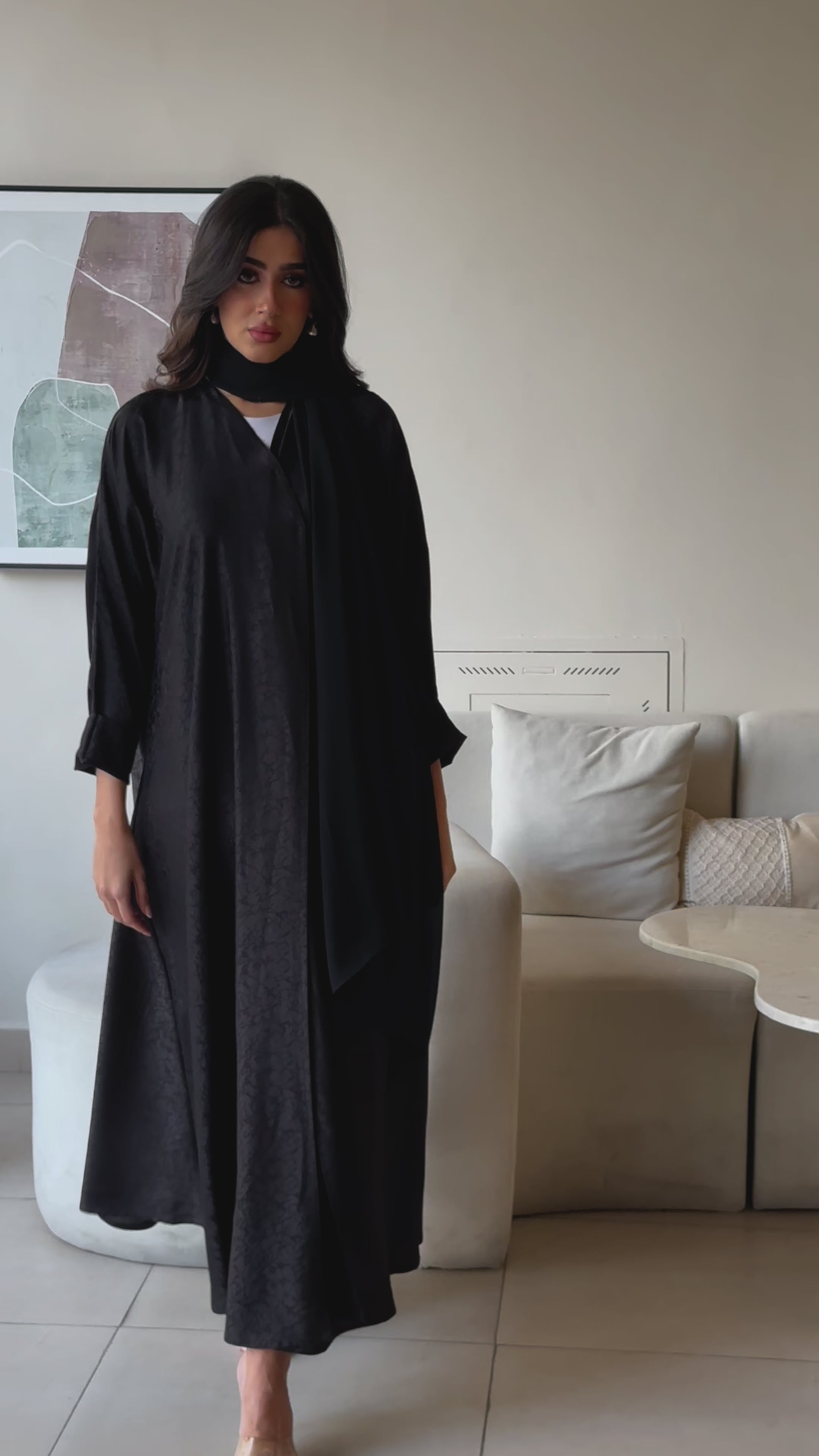 Introducing our Dimond&nbsp;Bahraini-cut Abaya, featuring a sophisticated half-bisht design and crafted from luxurious soft jacquard silk. This exquisite piece combines traditional elegance with modern comfort, ensuring a graceful and comfortable wear for any occasion in the UAE and GCC regions. Elevate your style with this refined blend of heritage and fashion.